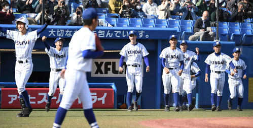 明豊対高崎健康福祉大高崎　延長10回タイブレークの末サヨナラ勝ちし喜ぶ高崎健康福祉大高崎ナイン（撮影・鈴木みどり）