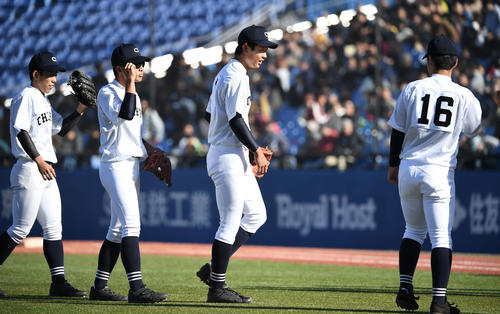 中京大中京対明徳義塾　7回コールド勝ちし、笑顔を見せる中京大中京先発の高橋宏（中央）（撮影・鈴木みどり）