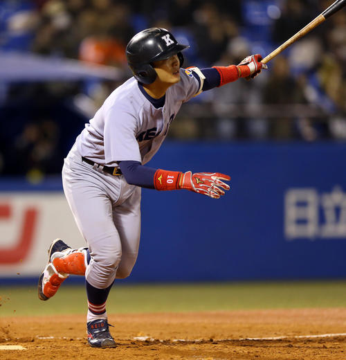 慶大対東海大札幌キャンパス　2回表慶大無死二塁、右前打でチャンスを広げる郡司（撮影・大野祥一）