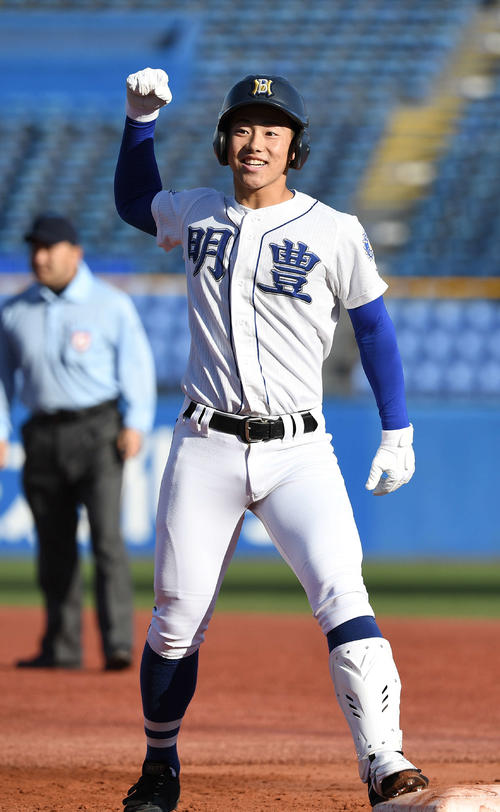 明豊対高崎健康福祉大高崎　1回表明豊2死二塁、左前適時打を放った小川は塁上でガッツポーズ（撮影・鈴木みどり）