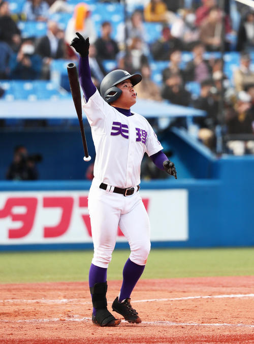 天理対中京大中京　9回表天理2死、右越え本塁打を放つ河西（撮影・足立雅史）