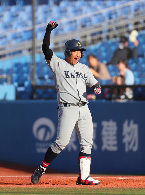 金沢学院大対関大　2回裏関大2死一、二塁、坂之下は先制の右前適時打を放ちガッツポーズ（撮影・足立雅史）