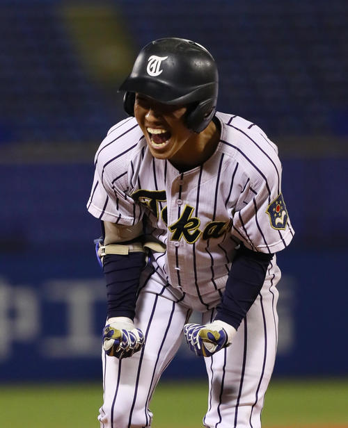東海大対中大　4回表東海大2死二、三塁、2点適時三塁打を放ち雄たけびを上げる小松（撮影・足立雅史）