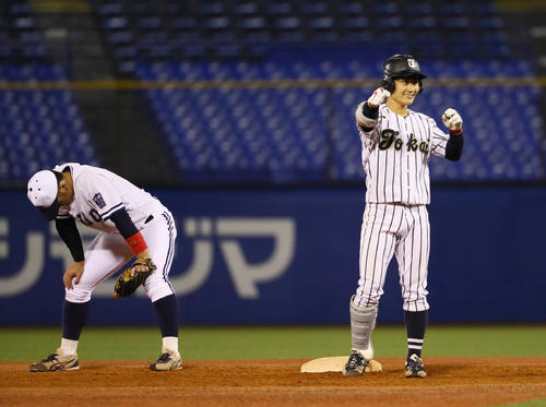 東海大対中大　5回表東海大2死一、三塁、左越え2点適時二塁打を放ちガッツポーズする杉崎（右）（撮影・足立雅史）