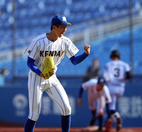 高崎健康福祉大高崎対白樺学園　9回裏白樺学園2死二塁、最後の打者を遊ゴロに仕留め、ガッツポーズする下（左）（撮影・大野祥一）