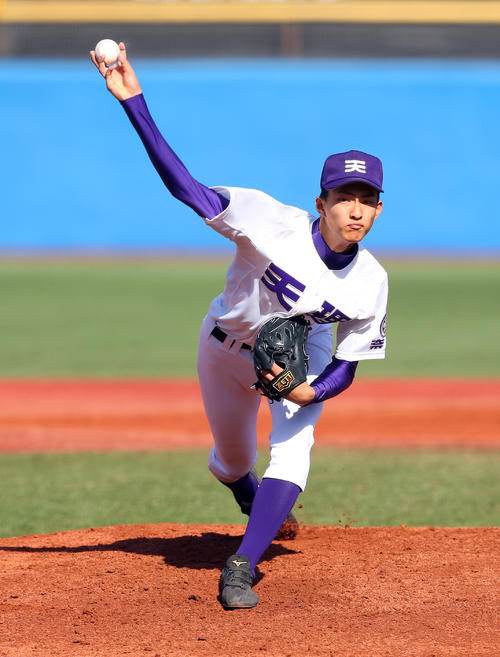 天理対中京大中京　先発の天理・達（撮影・大野祥一）