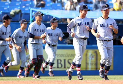 城西国際大対慶大　決勝進出を決め、喜ぶ慶大の選手たち（撮影・大野祥一）