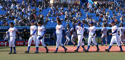 城西国際大対慶大　決勝進出を逃し肩を落とす城西国際大の選手たち崎（撮影・大野祥一）