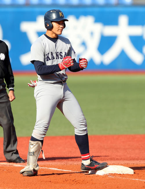 関大対東海大　1回表関大1死一、二塁、2点適時三塁打を放ち、ガッツポーズする野口（撮影・大野祥一）