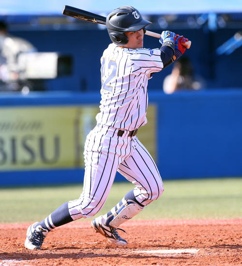 関大対東海大　1回裏東海大2死一塁、右安打を放つ海野（撮影・大野祥一）