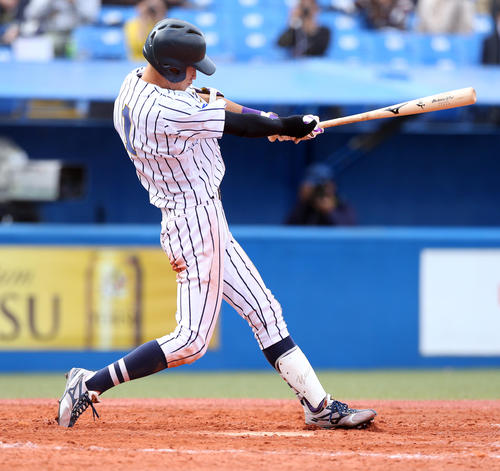 関大対東海大　4回裏東海大2死三塁、左翼線に適時二塁打を放つ串畑（撮影・大野祥一）