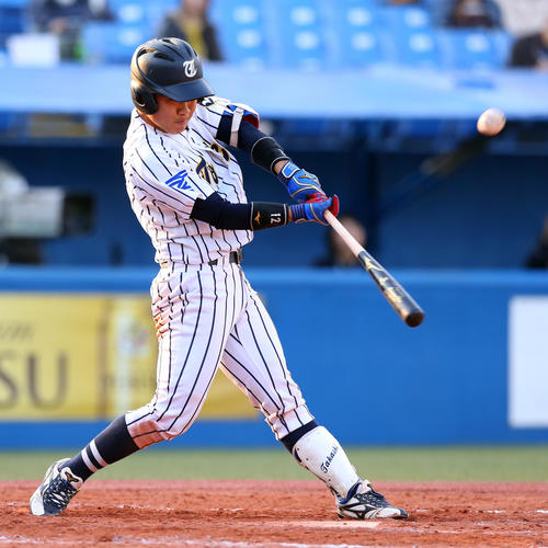 関大対東海大　8回裏東海大1死三塁、右犠飛を放つ海野（撮影・大野祥一）
