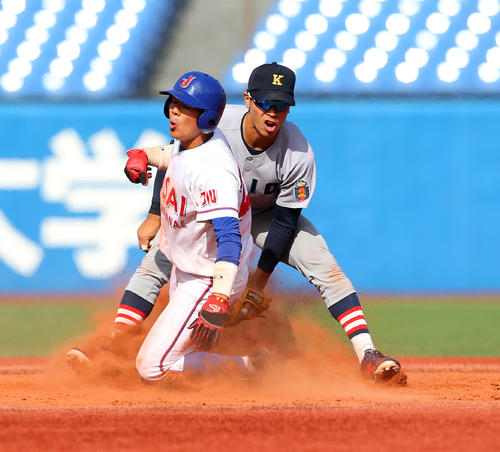 城西国際大対慶大　5回表城西国際大2死一塁、盗塁死する岸添（左）（撮影・大野祥一）