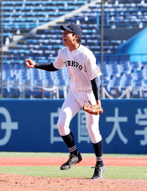 高崎健康福祉大高崎対中京大中京　優勝しガッツポーズで雄たけびを上げる中京大中京・高橋宏（撮影・鈴木正人）