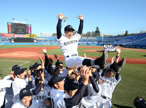高崎健康福祉大高崎対中京大中京　優勝し胴上げされる中京大中京・高橋監督（撮影・鈴木正人）