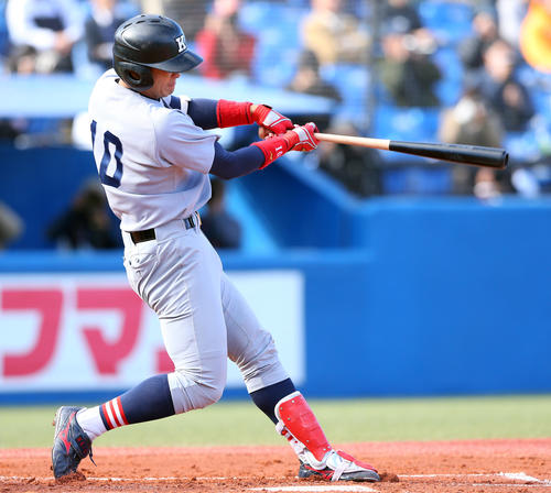 慶大対関大　1回表慶大2死一塁、左越え2点本塁打を放つ郡司（撮影・大野祥一）