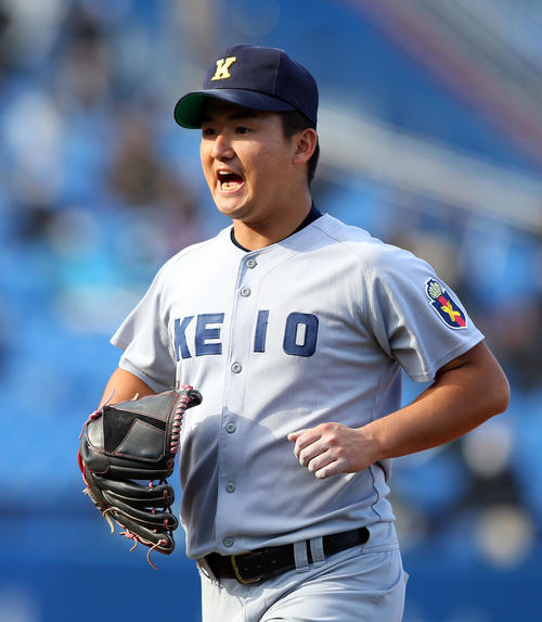 慶大対関大　3回裏関大2死、三振を奪い、雄たけびを上げて引き揚げる高橋（撮影・大野祥一）