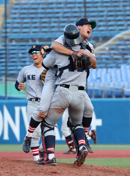 慶大対関大　優勝し郡司裕也（手前）に抱きつき雄たけびを上げる慶大・高橋佑樹（撮影・鈴木正人）