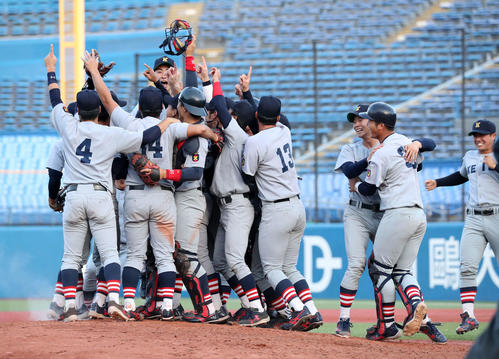 慶大対関大　優勝し喜ぶ慶大の選手たち（撮影・鈴木正人）