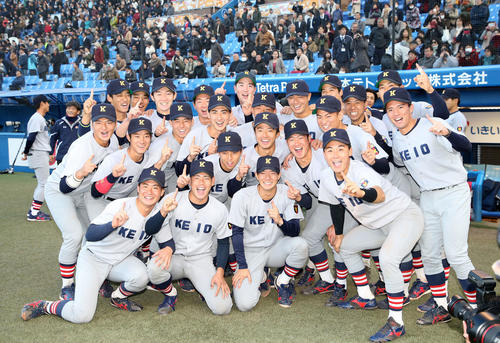 優勝し笑顔を見せる慶大の選手たち（撮影・鈴木正人）