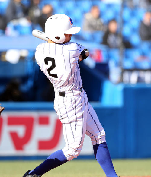 高崎健康福祉大高崎対中京大中京　2回表高崎健康福祉大高崎2死二塁、左前適時二塁打を放つ戸丸（撮影・大野祥一）