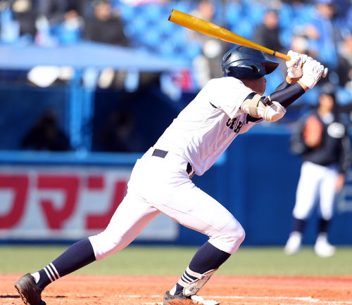 高高崎健康福祉大高崎対中京大中京　3回裏中京大中京2死二塁、右中間を破る適時三塁打を放つ中山（撮影・大野祥一）