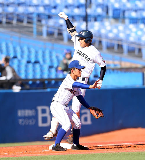 高崎健康福祉大高崎対中京大中京　3回裏中京大中京2死二塁、右中間を破る適時三塁打を放ち、ガッツポーズする中山（後方）（撮影・大野祥一）
