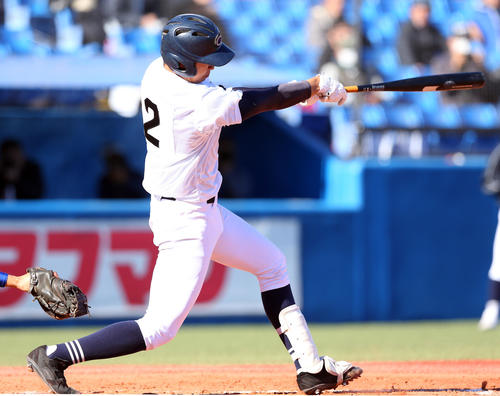 高崎健康福祉大高崎対中京大中京　3回裏中京大中京2死三塁、左前適時打を放つ印出（撮影・大野祥一）