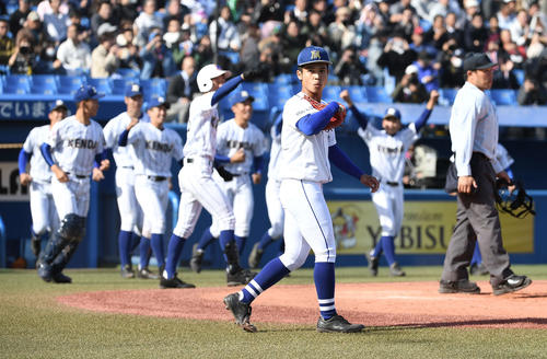 明豊対高崎健康福祉大高崎　延長10回タイブレークの末サヨナラ負けし、ぼうぜんとする明豊先発の若杉（撮影・鈴木みどり）