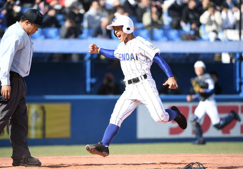 明豊対高崎健康福祉大高崎　タイブレークの10回裏高崎健康福祉大高崎1死満塁、山本の左犠飛でガッツポーズしながら生還する三塁走者山畑（撮影・鈴木みどり）