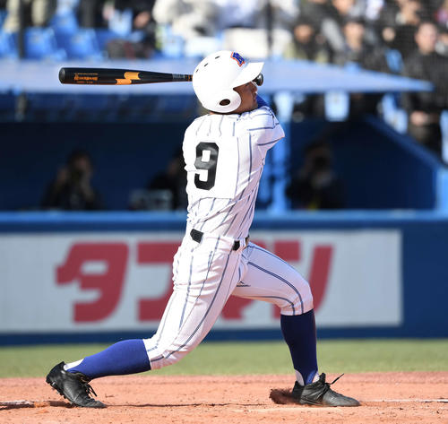 明豊対高崎健康福祉大高崎　タイブレークの10回裏高崎健康福祉大高崎1死満塁、左犠飛を放つ山本（撮影・鈴木みどり）
