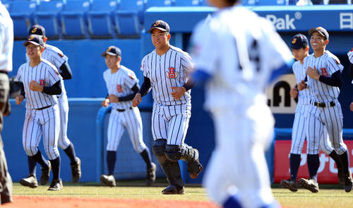 高崎健康福祉大高崎対白樺学園　試合に敗れ、肩を落とす白樺学園の選手たち（撮影・大野祥一）