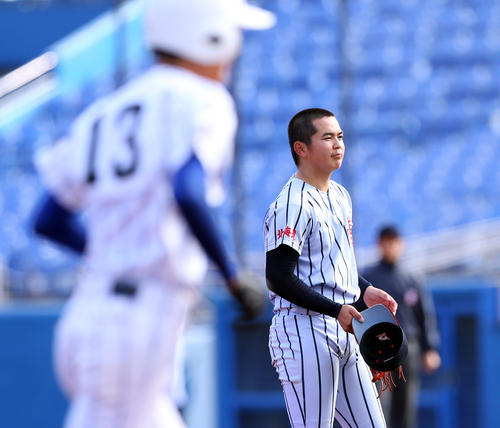 高崎健康福祉大高崎対白樺学園　4回表高崎健康福祉大高崎2死二塁、木川（左）に2点本塁打を打たれる坂本武（撮影・大野祥一）