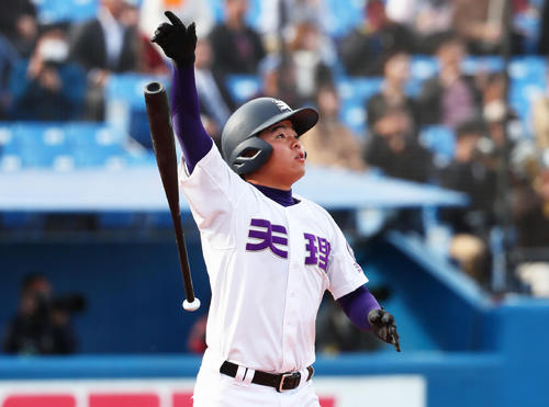 天理対中京大中京　9回表天理2死、右越え本塁打を放つ河西（撮影・足立雅史）
