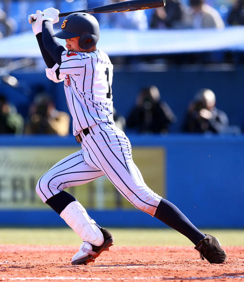 高崎健康福祉大高崎対白樺学園　7回裏白樺学園2死、遊内野安打を放つ片山（撮影・大野祥一）