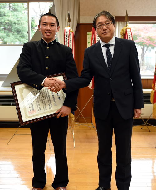 選抜高校野球大会で21世紀枠県推薦校の表彰を受けた磐城・岩間主将（左）と福島県高野連・小林会長（撮影・山田愛斗）