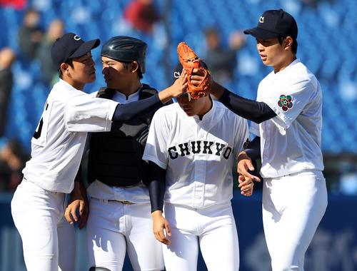 高崎健康福祉大高崎対中京大中京　優勝を決め、仲間とハイタッチする高橋宏（右端）（撮影・大野祥一）