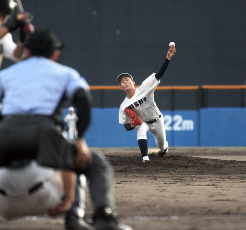早大打線を毎回の6奪三振、5回1安打無失点に抑えた静岡商の高田