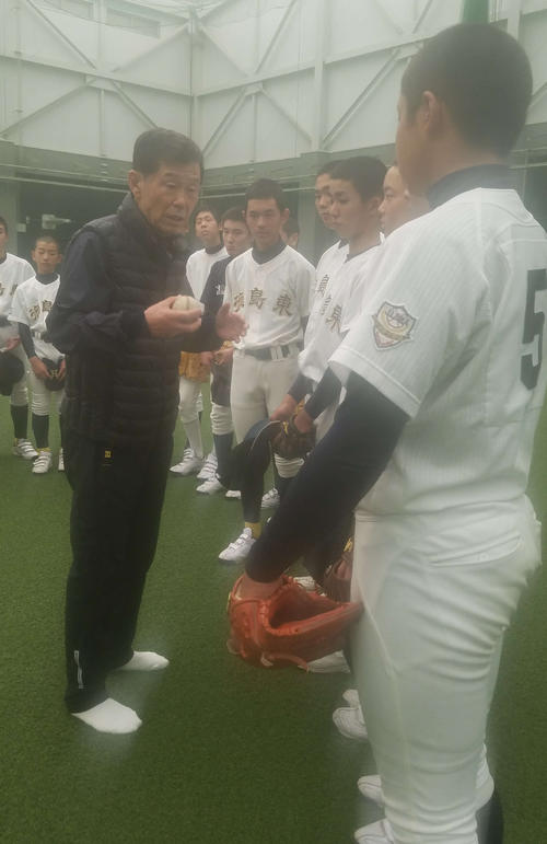野球教室で中学生に指導する横浜元監督の渡辺元智氏