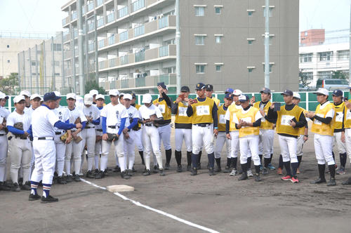 履正社・岡田監督から走塁の指導を受ける甲子園塾の受講者と尼崎工ナイン
