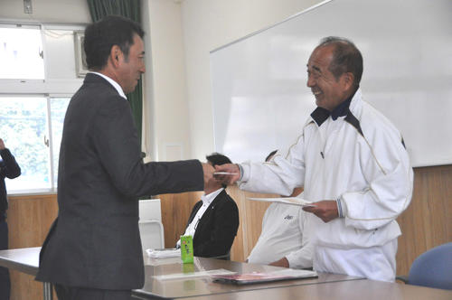 甲子園塾塾長を務める星稜・山下名誉監督（右）から2泊3日の甲子園塾修了証を手渡される元朝日放送アナウンサーで元西宮今津の清水次郎部長