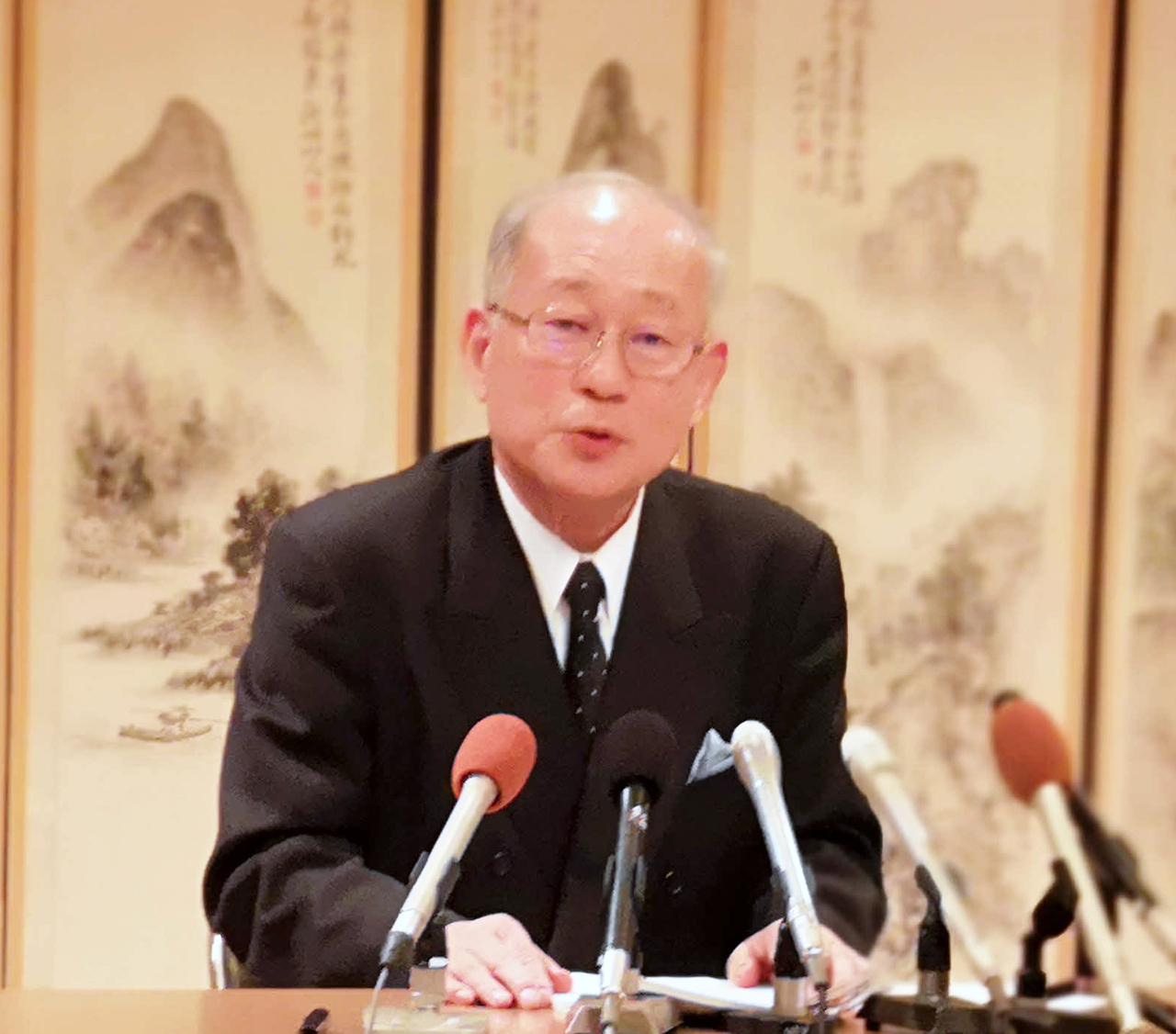会見する日本高野連の八田英二会長（撮影・石橋隆雄）
