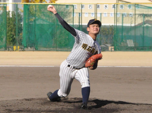 練習試合に登板した明石商・中森