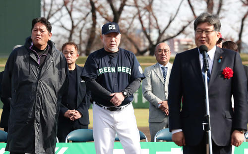 萩生田光一大臣のあいさつを聞く佐々木氏と清原氏（撮影・丹羽敏通）