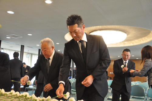 竹中雅彦日本高野連前事務局長のお別れ会に参列し献花する小久保裕紀氏