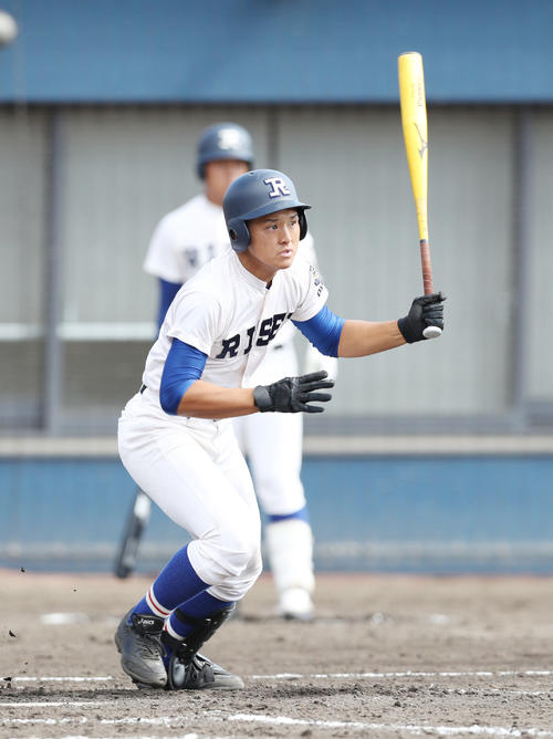 10月6日、秋季大阪大会準決勝で中前打を放つ履正社・関本