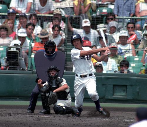 96年8月、日大東北戦で2点適時打を放つ天理・関本
