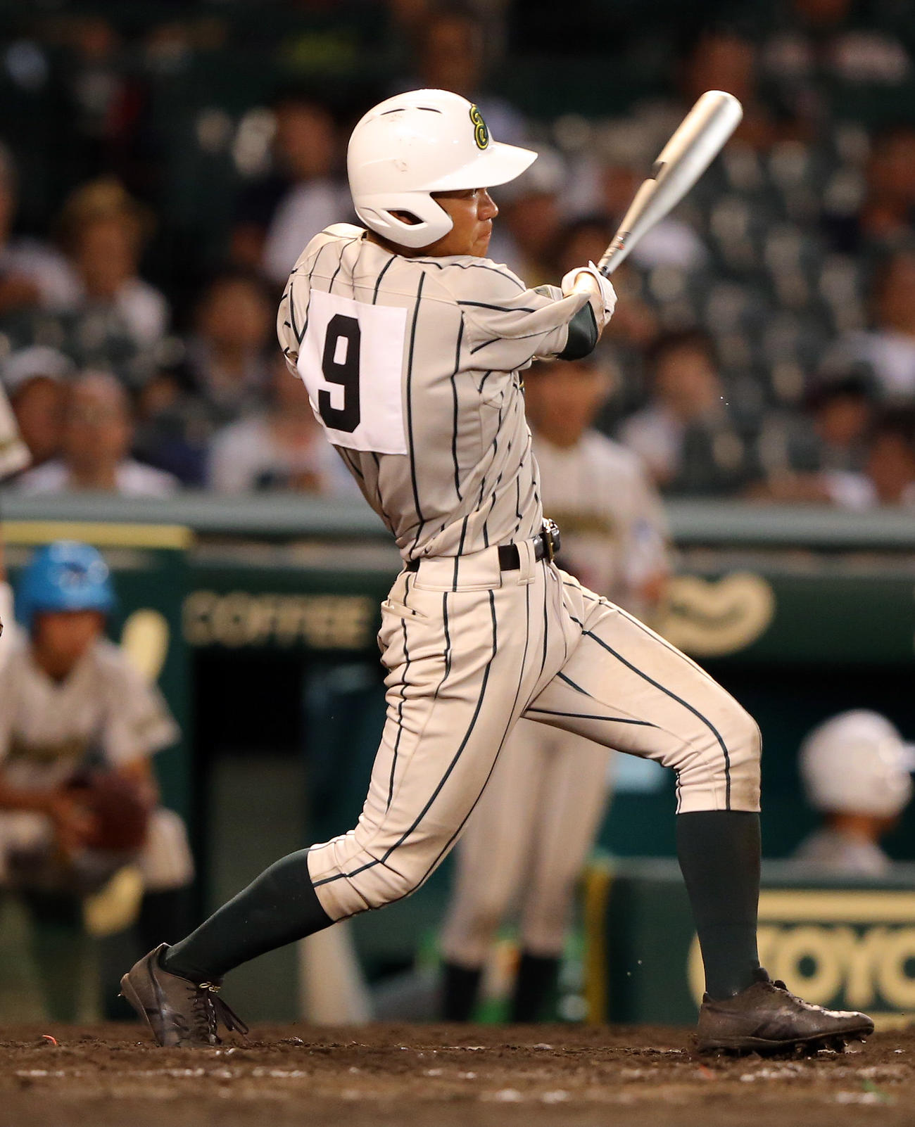今夏甲子園の鶴岡東対高松商　9回表鶴岡東2死一塁、左翼越え2点本塁打を放つ竹花（撮影・大野祥一）