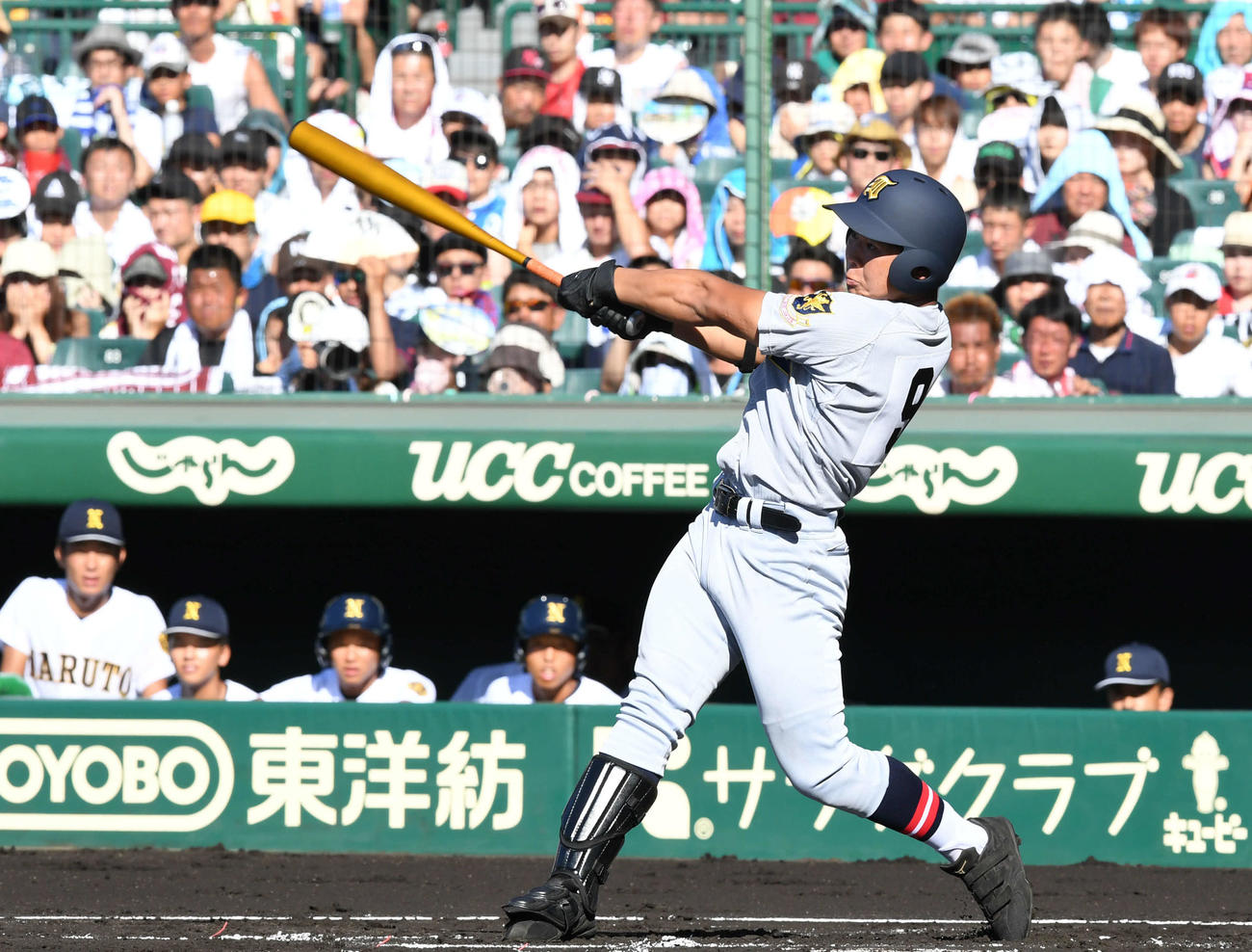 全国高校野球第101回大会、ソロ本塁打を放つ仙台育英・小濃（2019年8月14日撮影）