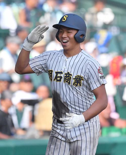 8月16日の宇部鴻城対明石商　5回裏明石商2死、バックスクリーンへソロ本塁打を放つ明石商・重宮涼（撮影・上田博志）